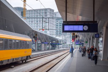 Viyana, Avusturya - 27 Mayıs: Yolcular ve