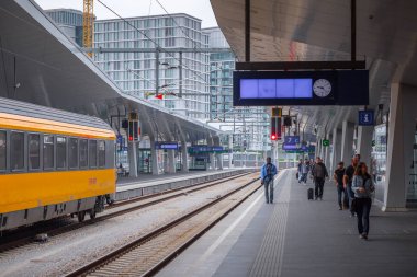 Viyana, Avusturya - 27 Mayıs: Yolcular ve