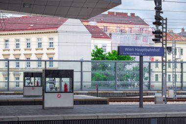 Viyana, Avusturya - 27 Mayıs: Wien Hauptbahnhof tabelası