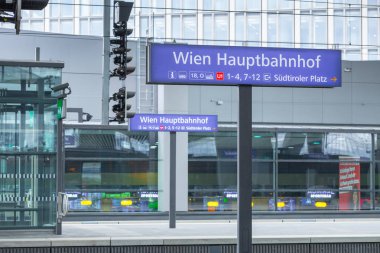 Viyana, Avusturya - 27 Mayıs: Wien Hauptbahnhof tabelası