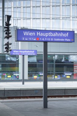 Viyana, Avusturya - 27 Mayıs: Wien Hauptbahnhof tabelası