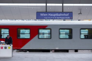 Viyana, Avusturya - 27 Mayıs: Wien Hauptbahnhof tabelası