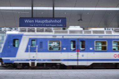 Viyana, Avusturya - 27 Mayıs: Wien Hauptbahnhof tabelası