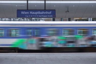Viyana, Avusturya - 27 Mayıs: Wien Hauptbahnhof tabelası