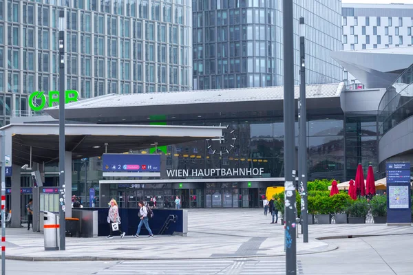 Wien, Österrike-maj 27: passagerarna och förbipasserande nära — Stockfoto