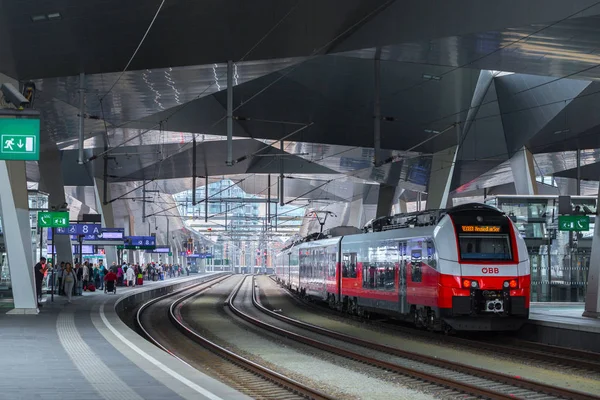 Wiedeń, Austria-27 maja: Pasażerowie i towarzyszący na — Zdjęcie stockowe