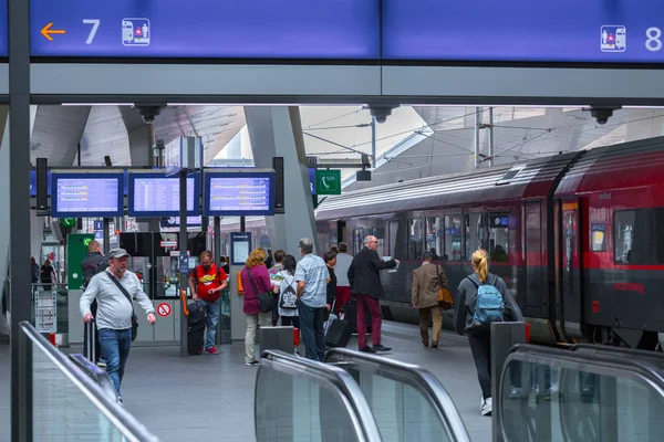 VIENA, ÁUSTRIA - MAIO 27: Os passageiros e acompanhando no — Fotografia de Stock