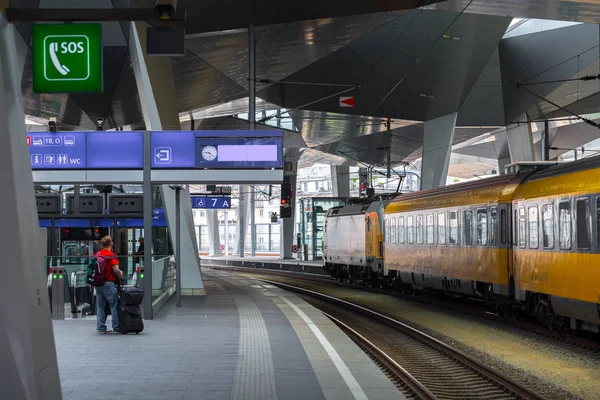 VIENA, ÁUSTRIA - MAIO 27: Os passageiros e acompanhando no — Fotografia de Stock