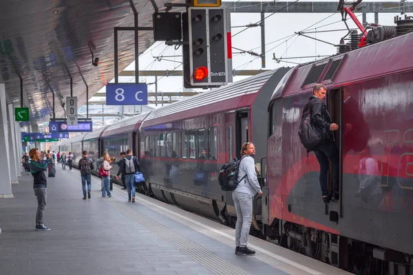 VIENA, ÁUSTRIA - MAIO 27: Os passageiros e acompanhando no — Fotografia de Stock