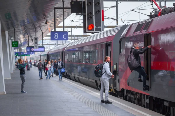 VIENA, ÁUSTRIA - MAIO 27: Os passageiros e acompanhando no — Fotografia de Stock