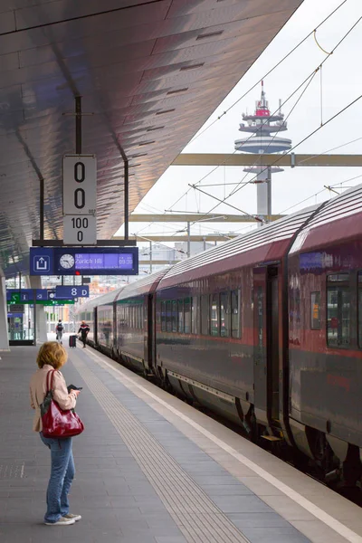 VIENNA, AUSTRIA - MAY 27: The passengers and accompanying on the — Stock Photo, Image