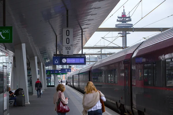 VIENA, ÁUSTRIA - MAIO 27: Os passageiros e acompanhando no — Fotografia de Stock