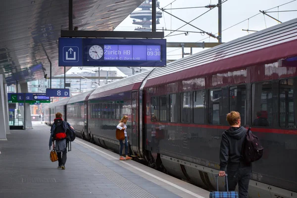 Wien, Österrike-maj 27: passagerarna och medfölja på — Stockfoto