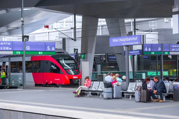 VIENA, ÁUSTRIA - MAIO 27: Os passageiros e acompanhando no — Fotografia de Stock