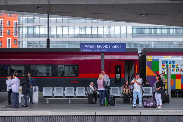 VIENA, ÁUSTRIA - MAIO 27: Os passageiros e acompanhando no — Fotografia de Stock