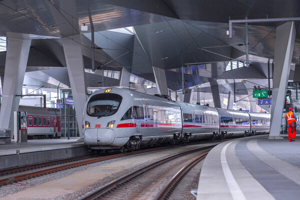 VIENNA, AUSTRIA - 27 мая: Intercity-Express Deutsche Bahn I
