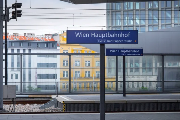 Wien, Österrike-maj 27: underteckna stiger ombord av Wien Hauptbahnhof på — Stockfoto
