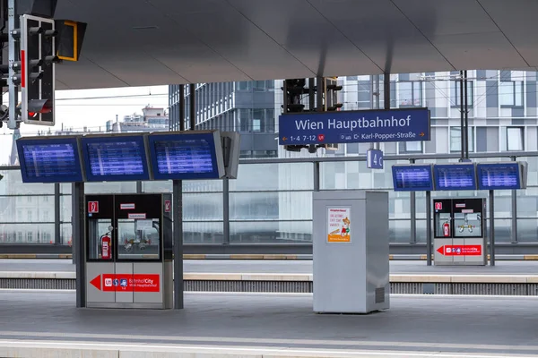 Wien, Österrike-maj 27: underteckna stiger ombord av Wien Hauptbahnhof på — Stockfoto