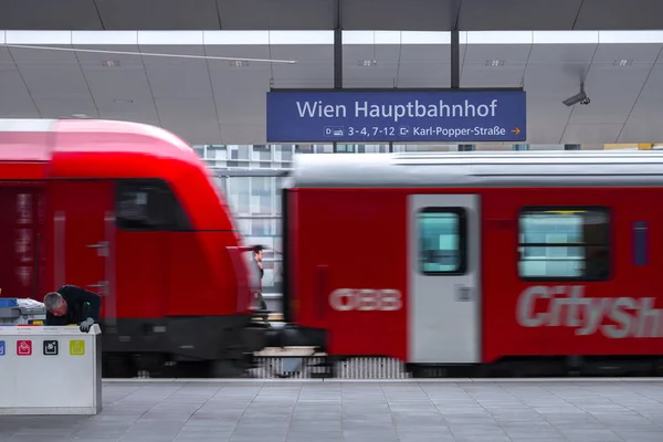 VIENA, ÁUSTRIA - MAIO 27: A placa de sinalização de Wien Hauptbahnhof em — Fotografia de Stock