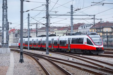 Viyana, Avusturya - 27 Mayıs: Tren kalkıyor veya ana r'ye varıyor