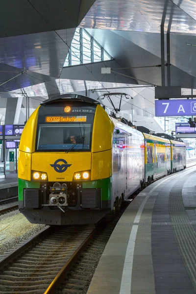 VIENA, ÁUSTRIA - MAIO 27: O trem parte ou chega ao r principal — Fotografia de Stock