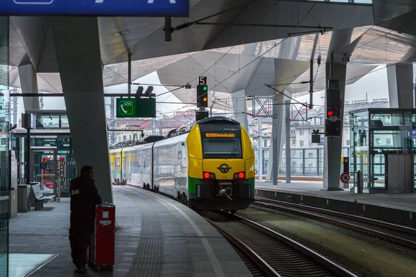 Viyana, Avusturya - 27 Mayıs: Tren kalkıyor veya ana r'ye varıyor — Stok fotoğraf