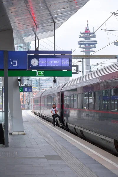 Wiedeń, Austria-27 maja: Stewarda pociągu do Wiednia-Innsb — Zdjęcie stockowe