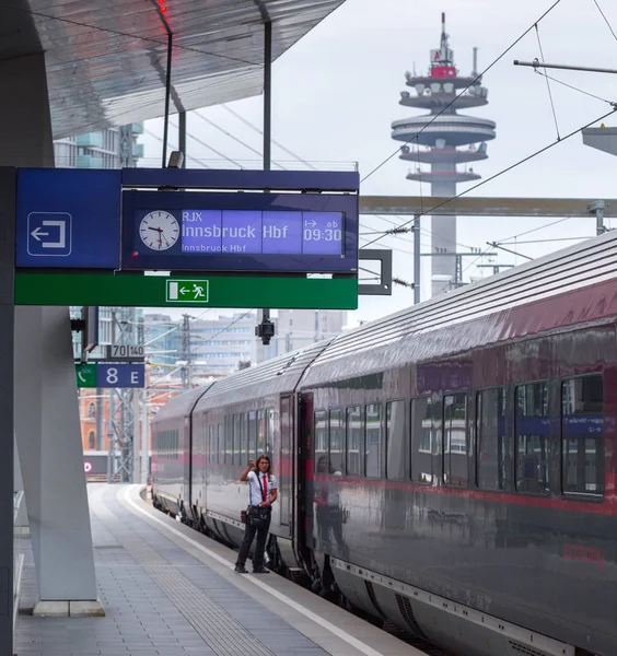 VIENNA, AUSTRIA - MAY 27: The steward of train to Vienna - Innsb — Stock Photo, Image