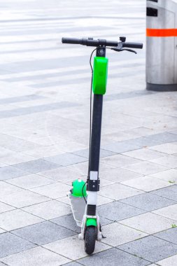 Modern şehir taşıma-elektrikli scooter stre park etti