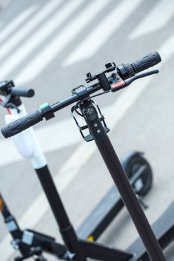 Modern şehir taşımacılığı-üç elektrikli scooter t üzerine Park edilmiştir