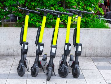 Modern şehir taşımacılığı-beş elektrikli scooter üzerinde Park edilmiştir