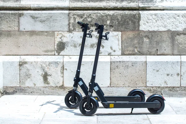 Transporte urbano moderno - Dos scooters eléctricos está estacionado en el —  Fotos de Stock