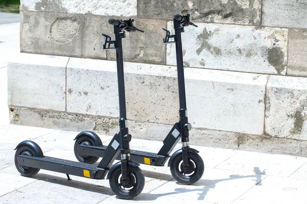 Transporte urbano moderno - Dos scooters eléctricos está estacionado en el —  Fotos de Stock