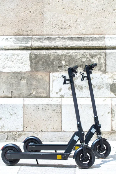 Transporte urbano moderno - Dos scooters eléctricos está estacionado en el —  Fotos de Stock