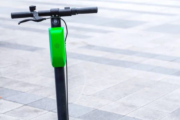 Transporte urbano moderno - scooters eléctricos está estacionado en el brillo —  Fotos de Stock