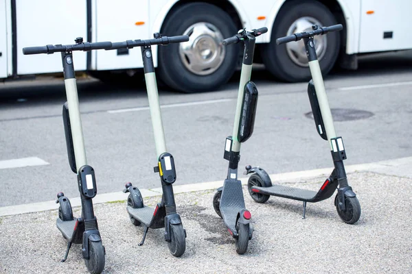 Transporte urbano moderno - Cuatro scooters eléctricos está estacionado en el —  Fotos de Stock