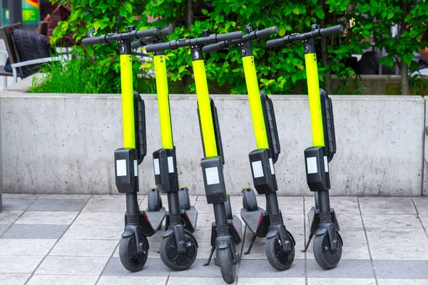 Transporte moderno - Cinco scooters eléctricos están estacionados en th —  Fotos de Stock