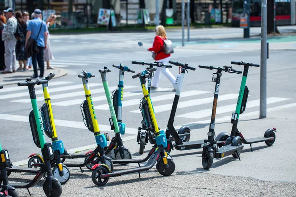 VIENA, AUSTRIA - 26 DE MAYO: Transporte urbano moderno - alquiler eléctrico —  Fotos de Stock