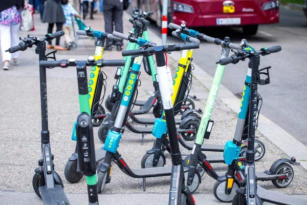 VIENA, AUSTRIA - 26 DE MAYO: Transporte urbano moderno - alquiler eléctrico —  Fotos de Stock