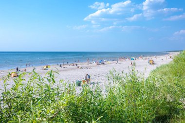 Palanga, Litvanya - 03 Ağustos: İnsanlar kumlu plajda dinlendirici 