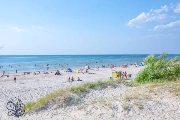 Połąga, Litwa-03 sie: ludzie relaksują się na piaszczystej plaży — Zdjęcie stockowe