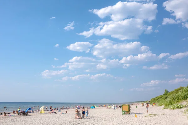 Palanga, Lituânia - 03 de agosto: As pessoas estão relaxando na praia — Fotografia de Stock