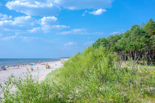 Połąga, Litwa-03 sie: ludzie relaksują się na piaszczystej plaży — Zdjęcie stockowe