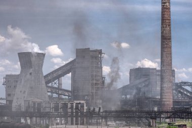 Dnipro Ukrayna 'nın en büyük hava kirletici maddesi kokain-kimya fabrikasıdır. Baca gazı yığınları atmosfere yılda yüzlerce ton zararlı madde yayar. Sanayi manzarası.