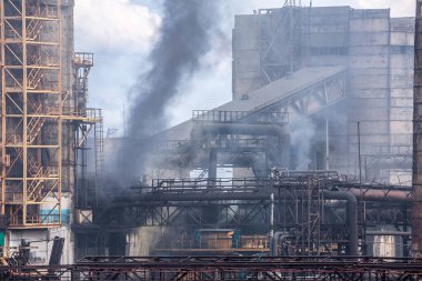 Dnipro Ukrayna 'nın en büyük hava kirletici maddesi kokain-kimya fabrikasıdır. Baca gazı yığınları atmosfere yılda yüzlerce ton zararlı madde yayar. Sanayi manzarası.