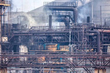 Dnipro Ukrayna 'nın en büyük hava kirletici maddesi kokain-kimya fabrikasıdır. Baca gazı yığınları atmosfere yılda yüzlerce ton zararlı madde yayar. Sanayi manzarası.