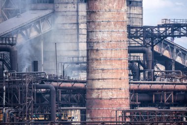 Dnipro Ukrayna 'nın en büyük hava kirletici maddesi kokain-kimya fabrikasıdır. Baca gazı yığınları atmosfere yılda yüzlerce ton zararlı madde yayar. Sanayi manzarası.