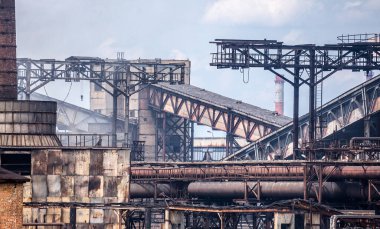 Dnipro Ukrayna 'nın en büyük hava kirletici maddesi kokain-kimya fabrikasıdır. Baca gazı yığınları atmosfere yılda yüzlerce ton zararlı madde yayar. Sanayi manzarası.