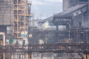 Dnipro Ukrayna 'nın en büyük hava kirletici maddesi kokain-kimya fabrikasıdır. Baca gazı yığınları atmosfere yılda yüzlerce ton zararlı madde yayar. Sanayi manzarası.