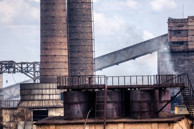 Dnipro Ukrayna 'nın en büyük hava kirletici maddesi kokain-kimya fabrikasıdır. Baca gazı yığınları atmosfere yılda yüzlerce ton zararlı madde yayar. Sanayi manzarası.